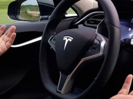 Обновленный интерфейс Tesla более наглядно покажет водителям, как работает автопилот