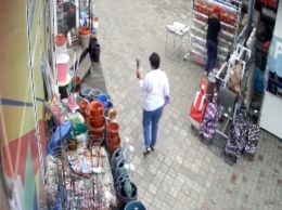 В Никополе на Селянском рынке женщина украла субстрат для растений: видео
