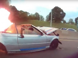 В США полицейский вытащил мужчину из горящего автомобиля (ВИДЕО)