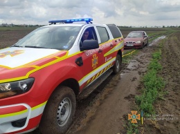 В Мелитополе водителю легковушки понадобилась помощь спасателей