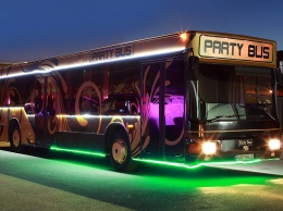 Почти как в лимузине: в Днепре водитель троллейбуса устроил вечеринку за рулем (ВИДЕО)