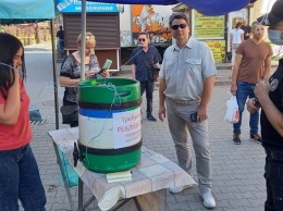 В Запорожье на стометровке возле рынка разгоняли стихийных торговцев