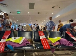 В душном зале и водой за 5 евро: вылет самолета из Анталии в Одессу задержали на 10 часов