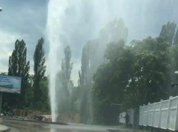 В Симферополе «фонтаном» прорвало трубу