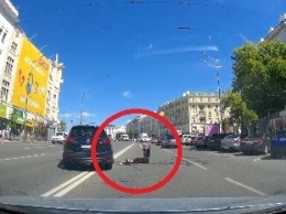 В центре Харькова мужчина кидался под машины и кричал "Аллах акбар" (видео)