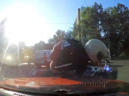 Шлемом по голове: мотоциклист напал на водителя, в которого врезался