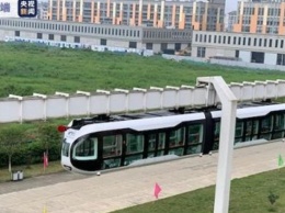 Китай запустил первый в мире поезд со стеклянным полом (видео)