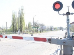На две недели на железнодорожном переезде по Херсонскому шоссе ограничат движение автотранспорта