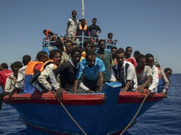 Италия согласилась принять спасательный корабль с 570 мигрантами