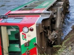 В Австрии поезд со школьниками упал в реку
