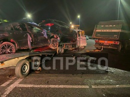 Ночью под Киевом столкнулись два грузовика. На трассе образовалась пробка в пять километров. Фото