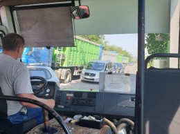 На въезде в Херсон зерновозы затрудняют движение транспорта