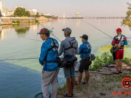 Окунь, сом и красноперка: в Днепре прошли соревнования по рыбной ловле