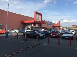 На Берковцах из-за охраны супермаркета вспыхнул скандал: покупателя удерживали насильно