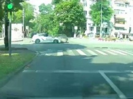 В центре Харькова служебное авто полиции «протаранило» легковую машину: от удара автомобиль развернуло, - ВИДЕО