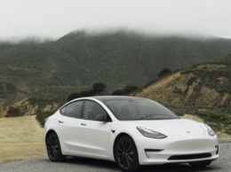 Обновление Tesla включает в себя автономное вождение