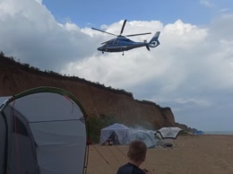 Снес палатки и зонты: на пляже под Одессой вертолет чуть не покалечил туристов