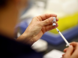 Франция и Греция вводят обязательную вакцинацию врачей от COVID-19