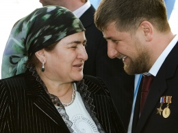 Путин наградил мать главы Чечни знаком отличия "За благодеяние"