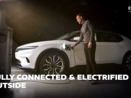 Chrysler показала концепт электрокара с запасом хода 800 км и несколькими экранами
