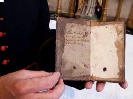 Британка вернула в библиотеку книгу, взятую 300 лет назад