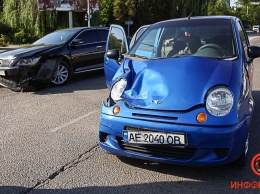В Днепре на проспекте Хмельницкого столкнулись Daewoo и Toyota: пострадала 16-летняя девушка