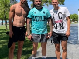Футболисты сборной Украины сфотографировались с Бастой на отдыхе в Турции. Фото