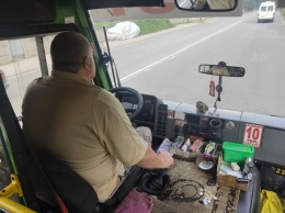 Крики и мат на весь автобус: в Днепре водитель отказал в проезде дедушке