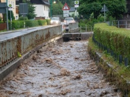 В Германии ливни затопили улицы, в воде и грязи - сотни авто