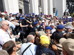 В Киеве у здания Верховной Рады произошли столкновения протестующих с полицией