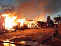 В Харькове - крупный пожар: на месте работают 70 спасателей и пожарный поезд (фото)