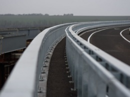 Работа кипит: на запорожском мосту забетонировали 42-метровую плиту