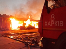 В Харькове с ночи ликвидируют пожар на складах с древесиной