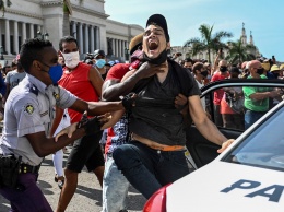 Активисты на Кубе сообщают о тысячах задержанных протестующих