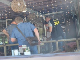 В Запорожье напротив облсовета в кафе «Тепло» полиция проводит задержание, - ФОТО