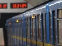 Поезд перерезал пополам: в метро Киева погиб парень