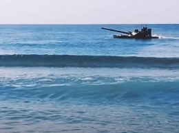 В Черном море испытали новый российский плавающий танк