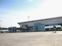 Новая взлетно-посадочная полоса Одесского аэропорта приняла первый самолет. Фото, видео