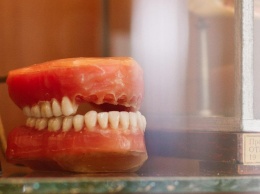 Женщина проникла в стоматологический кабинет и вырвала пациенту 13 зубов