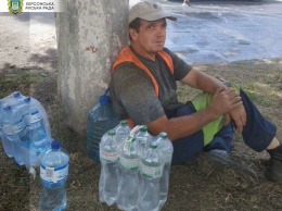 "Бутылка воды": херсонец начал флешмоб помощи коммунальщикам
