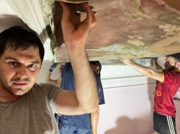 В Одессе сняли с потолка 120-летнюю картину: что с ней сделают