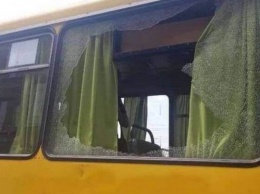 В Днепре на Центральном мосту неизвестные расстреляли окно автобуса