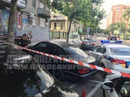 В центре Днепра водитель побил инспектора-парковщика