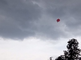 Двойной экстрим: на Оболони мужчину на парашюте унесло ветром в небо