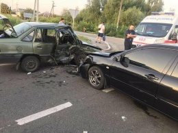 На Харьковщине столкнулись "Mitsubishi Lancer" и "Opel Kadett": спасателям пришлось "вырезать" пострадавшую пассажирку из салона авто, - ФОТО