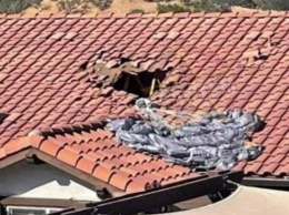 Десантник с нераскрывшимся парашютом выжил, упав на крышу дома с высоты более четырех километров. Видео
