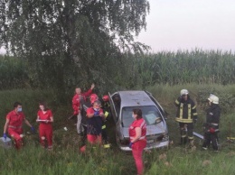 Под Киевом Nisan влетел в дерево: спасатели деблокировали двоих пострадавших