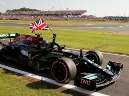 Хэмилтон выиграл Гран-при Великобритании, выбив с гонки Ферстаппена