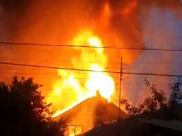 Вечером в Симферополе горел дом: столб дыма был виден издалека, - ФОТО, ВИДЕО, ДОПОЛНЯЕТСЯ