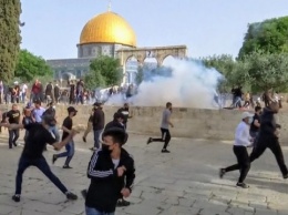 На Храмовой горе в Иерусалиме палестинцы забросали полицейских камнями